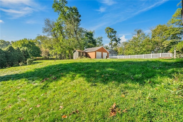 view of yard featuring a storage shed