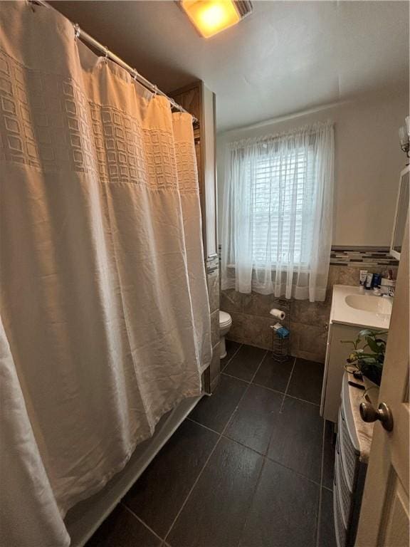 bathroom featuring vanity, curtained shower, and toilet