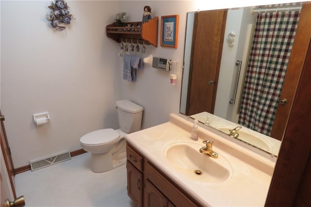 bathroom featuring a shower with shower curtain, vanity, and toilet