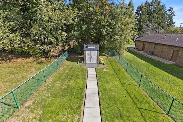 view of yard featuring a storage shed