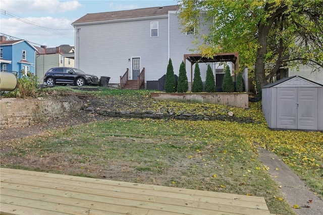 view of yard featuring a storage shed