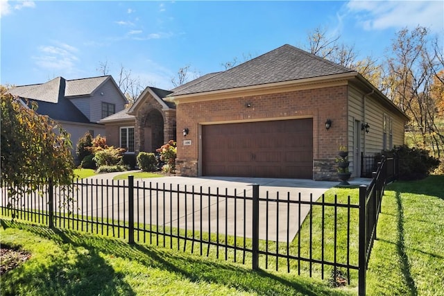 view of front of property featuring a front yard and a garage