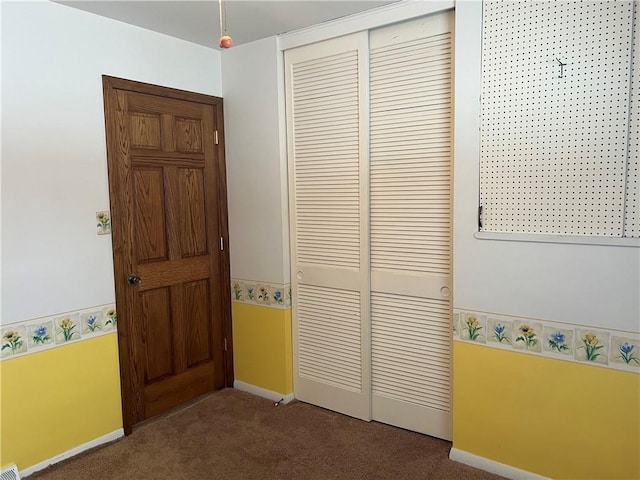 unfurnished bedroom with carpet flooring and a closet