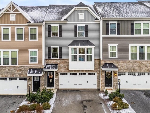 townhome / multi-family property featuring a garage