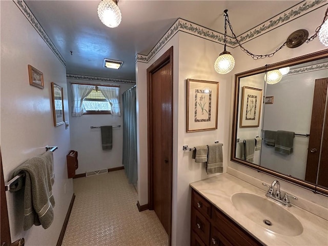 bathroom featuring a shower with curtain and vanity