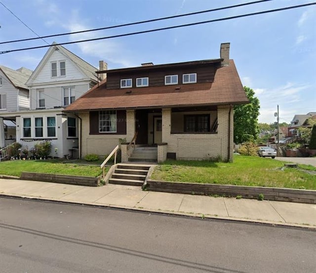 view of front of house featuring a front yard