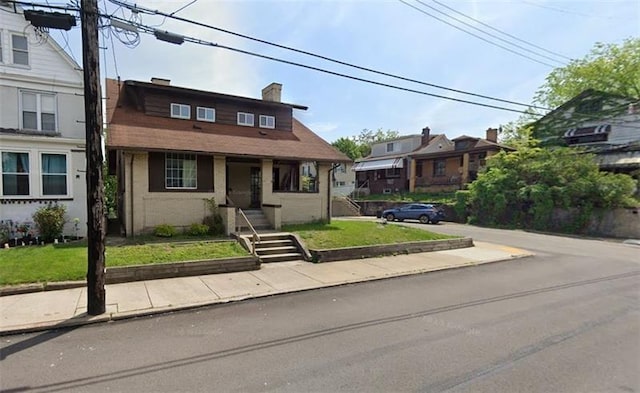 view of front of house featuring a front lawn