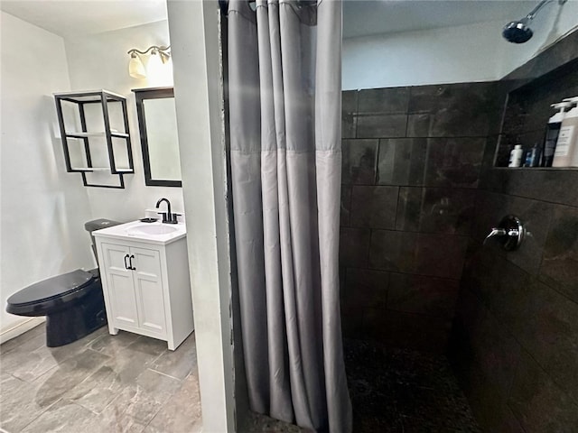 bathroom with a shower with curtain, vanity, and toilet