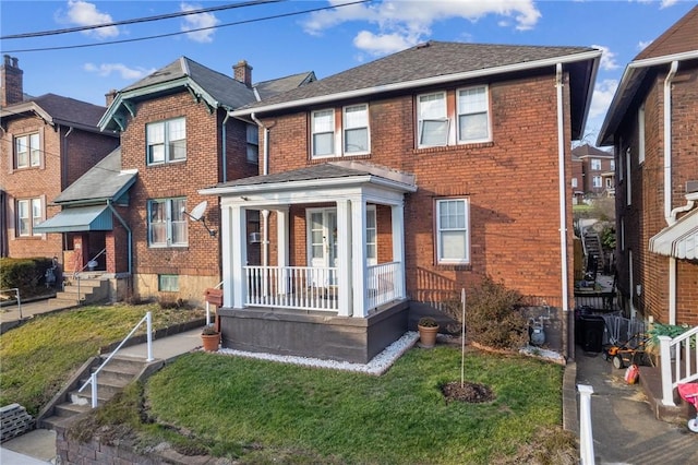 view of front facade featuring a front yard