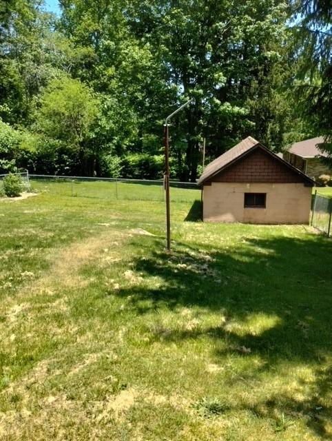 view of yard with an outdoor structure