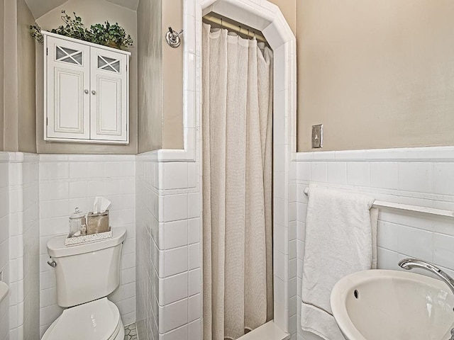 bathroom featuring vaulted ceiling, toilet, curtained shower, and sink