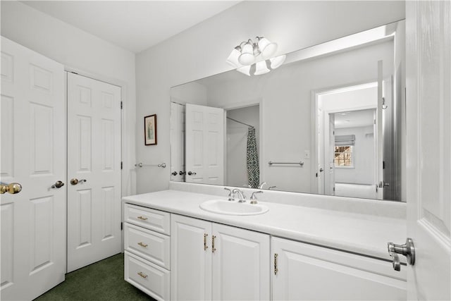 bathroom featuring a shower with shower curtain and vanity