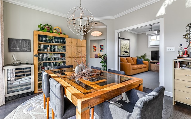 dining room featuring wine cooler, crown molding, dark hardwood / wood-style floors, and an inviting chandelier