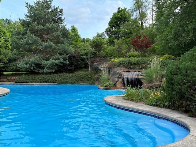 view of swimming pool