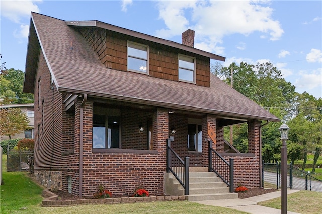 view of front of home featuring a front lawn