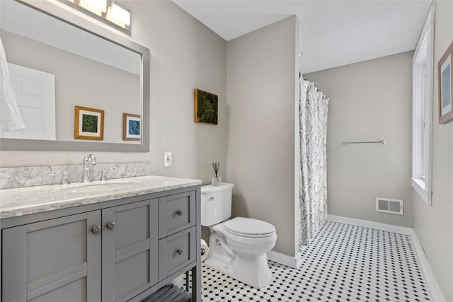 bathroom with a shower with shower curtain, vanity, and toilet