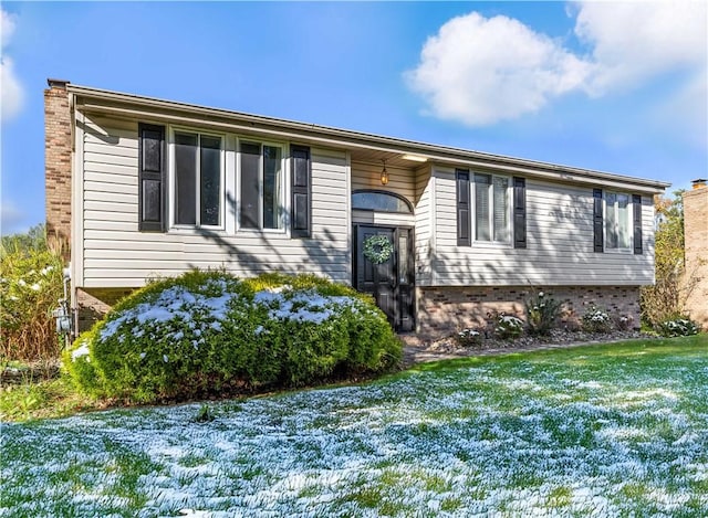 view of front of property with a front lawn