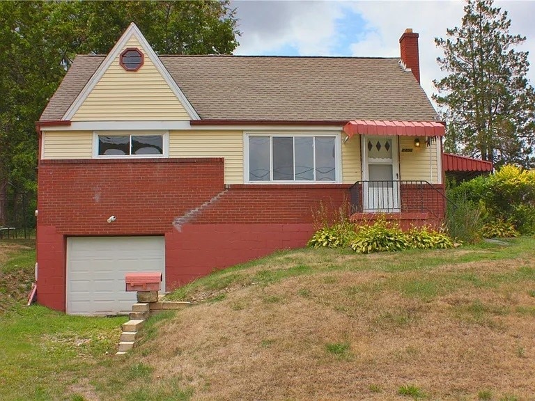 view of front of home featuring a front lawn and a garage