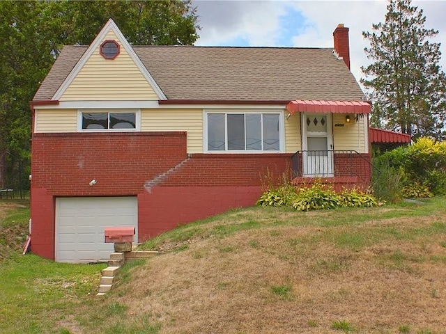 view of front of home featuring a front lawn and a garage