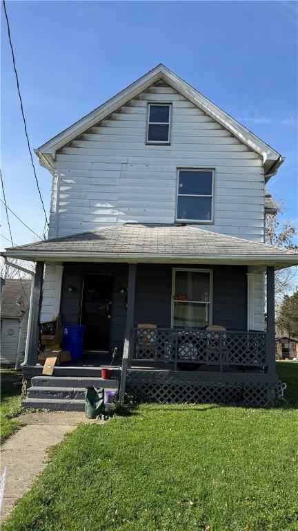 view of front of property with a front lawn and covered porch