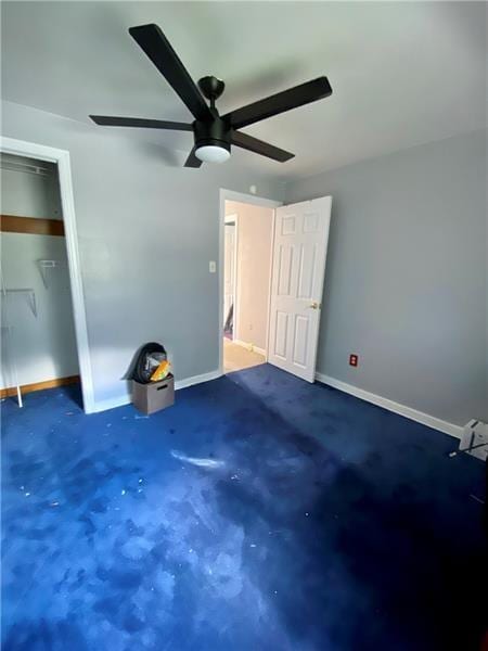 unfurnished bedroom featuring ceiling fan and a closet