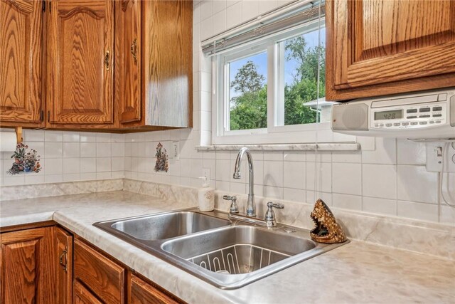 kitchen with backsplash and sink