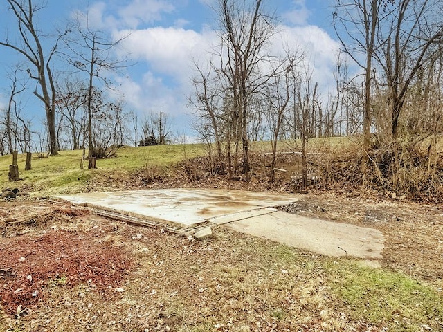 view of yard featuring a rural view