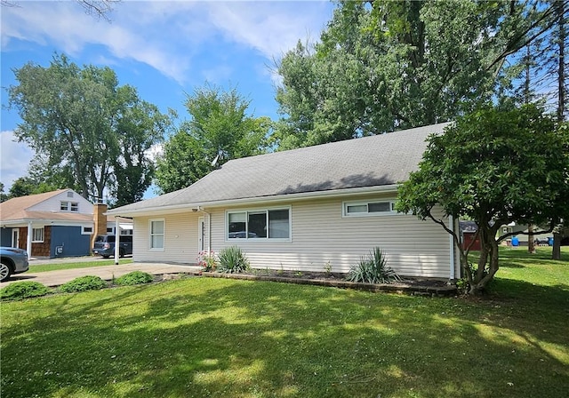 ranch-style home with a front yard