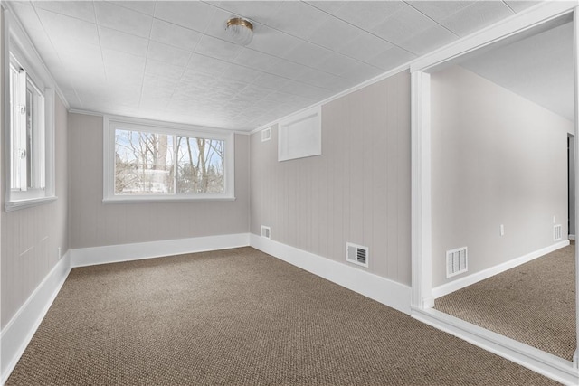 empty room featuring carpet flooring and ornamental molding