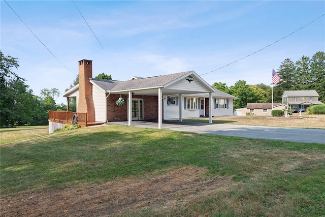 view of front of property featuring a front lawn