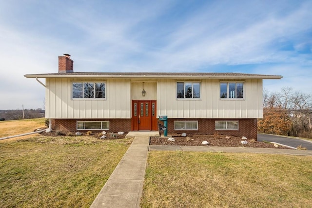 split foyer home featuring a front yard