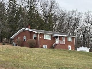 view of front of property with a front yard