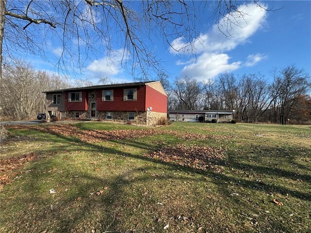 view of front of property featuring a front lawn