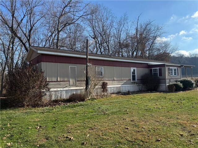 back of house featuring a lawn