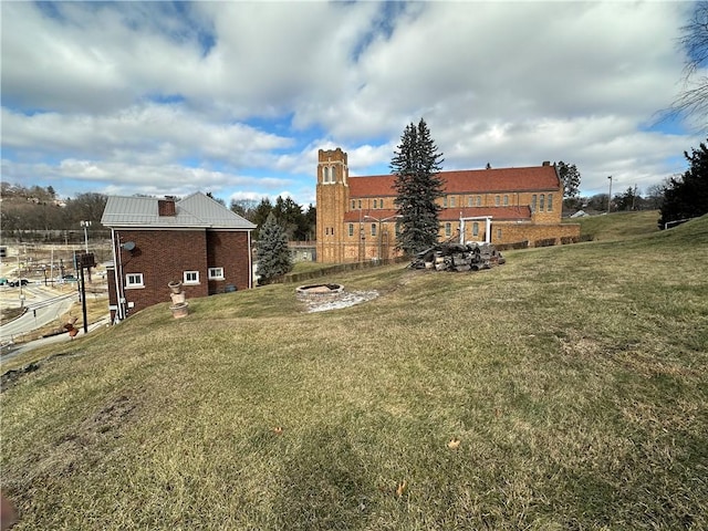 view of yard featuring an outdoor fire pit