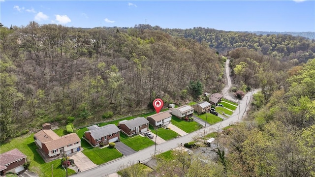 birds eye view of property featuring a residential view and a forest view