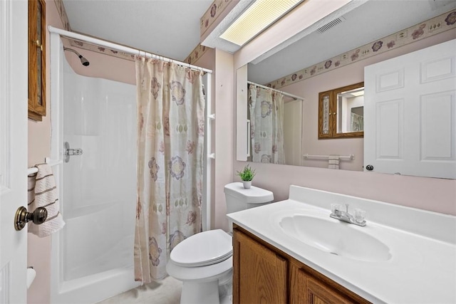 bathroom with a shower with shower curtain, vanity, and toilet