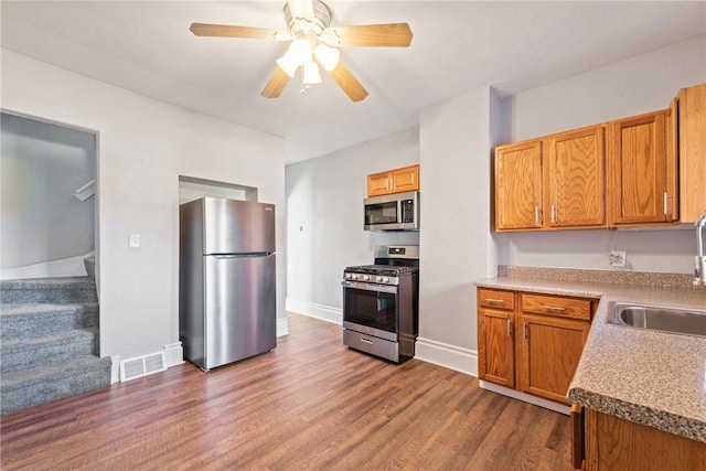 kitchen featuring ceiling fan, dark hardwood / wood-style floors, sink, and stainless steel appliances