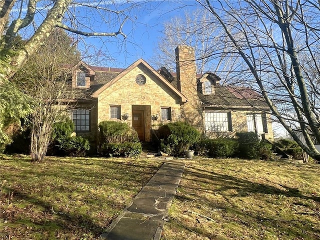 view of front facade featuring a front lawn