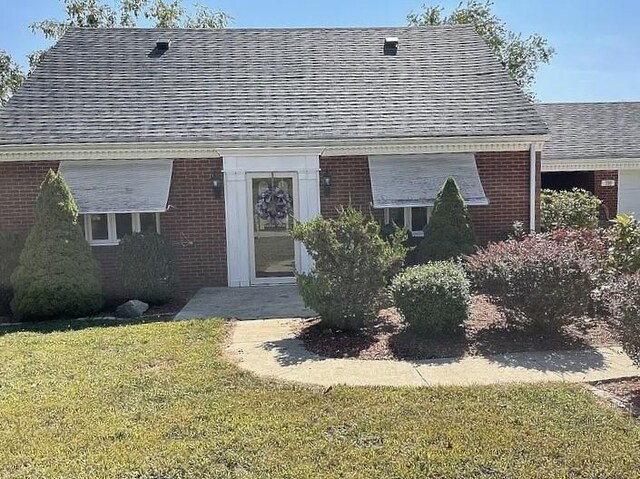 view of front facade featuring a front lawn