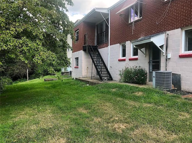 view of yard featuring central AC