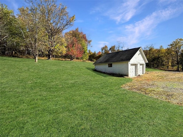 view of yard with an outdoor structure and a garage