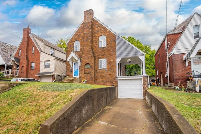 view of front of house featuring a garage and a front yard