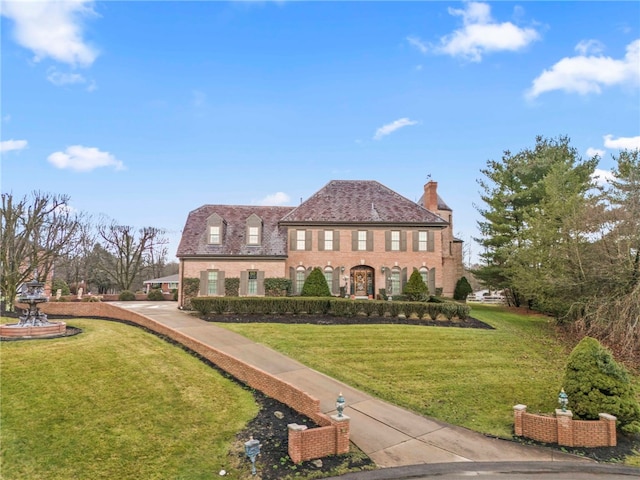 view of front facade featuring a front lawn