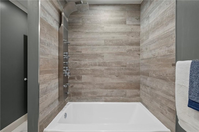 bathroom with tiled shower / bath