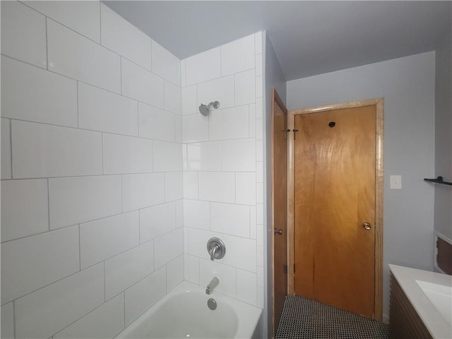 bathroom featuring tiled shower / bath combo