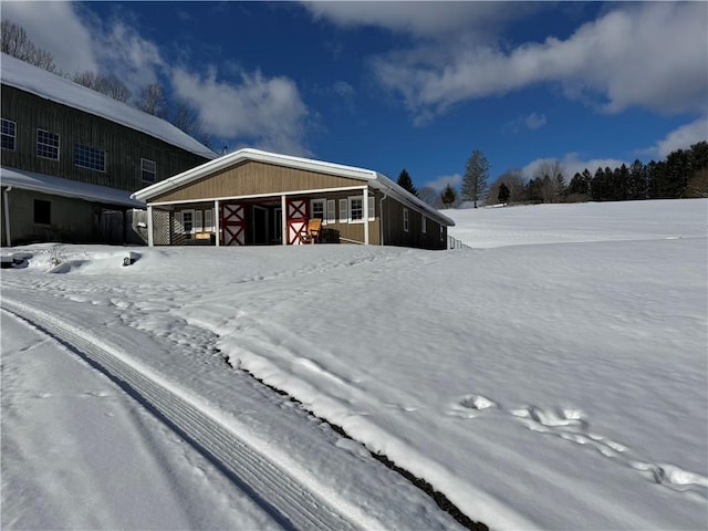 view of front of house featuring an outdoor structure