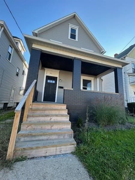 view of front of property featuring a porch