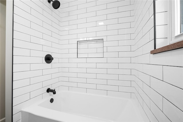 bathroom with tiled shower / bath