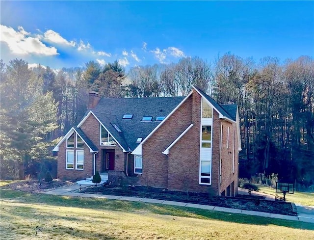 view of front of house featuring a front yard